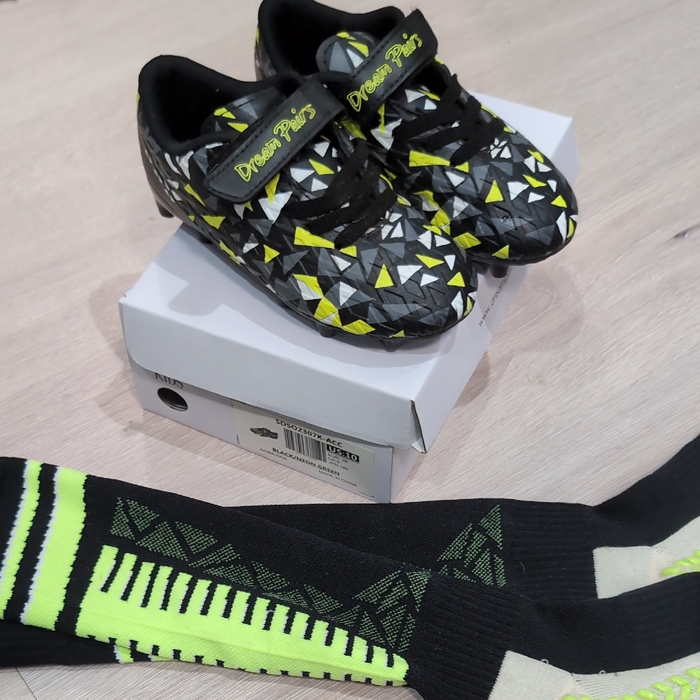 Dream Pairs Kids' Black/Neon Green Soccer Cleats with Socks